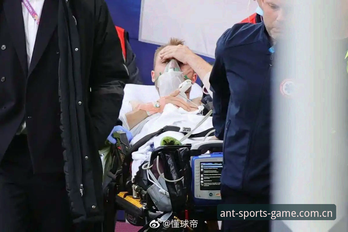 丹麦中场连续两次倒下，心脏除颤器才是他站起来的真正教程